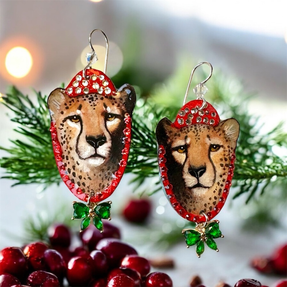 Beautiful hand painted cheetah holiday Christmas earrings, wreath unique gift - Picture 4 of 8